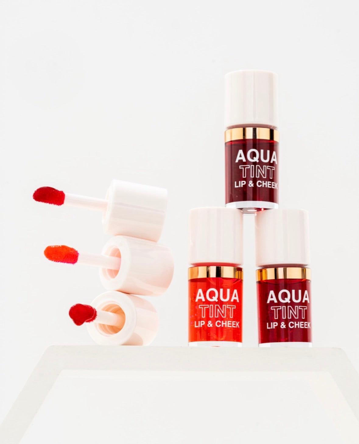 Light, fresh, and long-lasting... Feel every moment of spring on your skin with Aqua Tint!
A single touch gives your lips a vibrant color and your cheeks a natural glow. Easy to apply, stays on for hours.